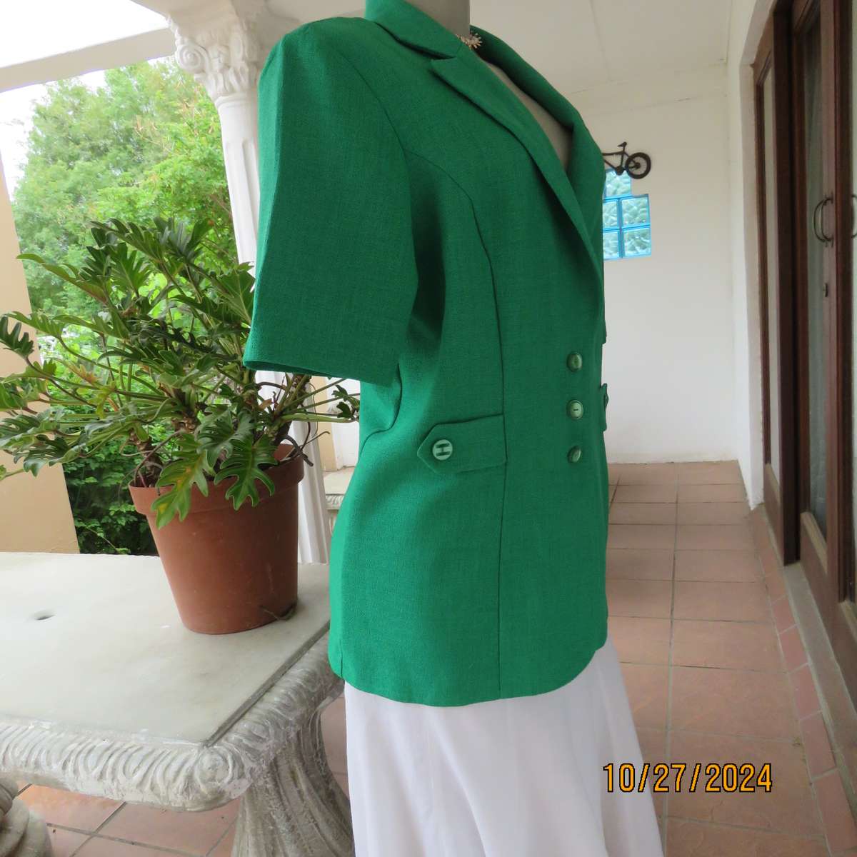Amazing ML CLASSICS emerald green short sleeve tailored jacket.Size 40. Three button closure. As new