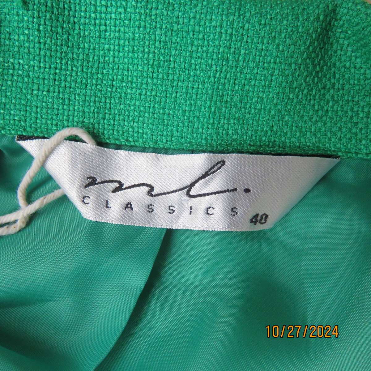 Amazing ML CLASSICS emerald green short sleeve tailored jacket.Size 40. Three button closure. As new