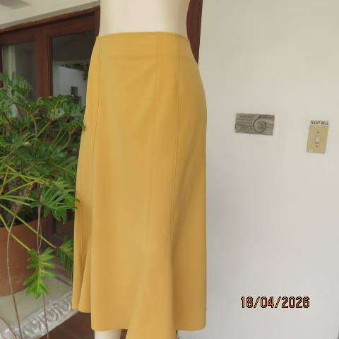 Donna Claire mustard paneled bandless skirt in A-line style with back zip, size 42