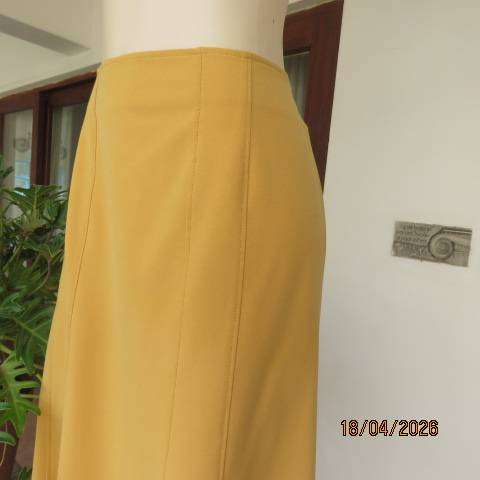 Donna Claire mustard paneled bandless skirt in A-line style with back zip, size 42