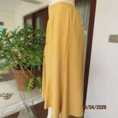 Donna Claire mustard paneled bandless skirt in A-line style with back zip, size 42