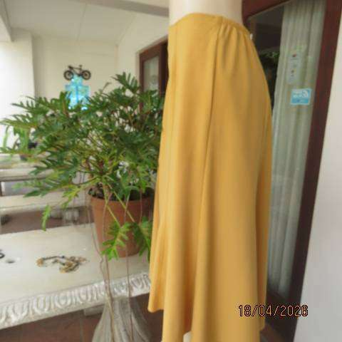 Donna Claire mustard paneled bandless skirt in A-line style with back zip, size 42