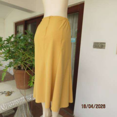 Donna Claire mustard paneled bandless skirt in A-line style with back zip, size 42