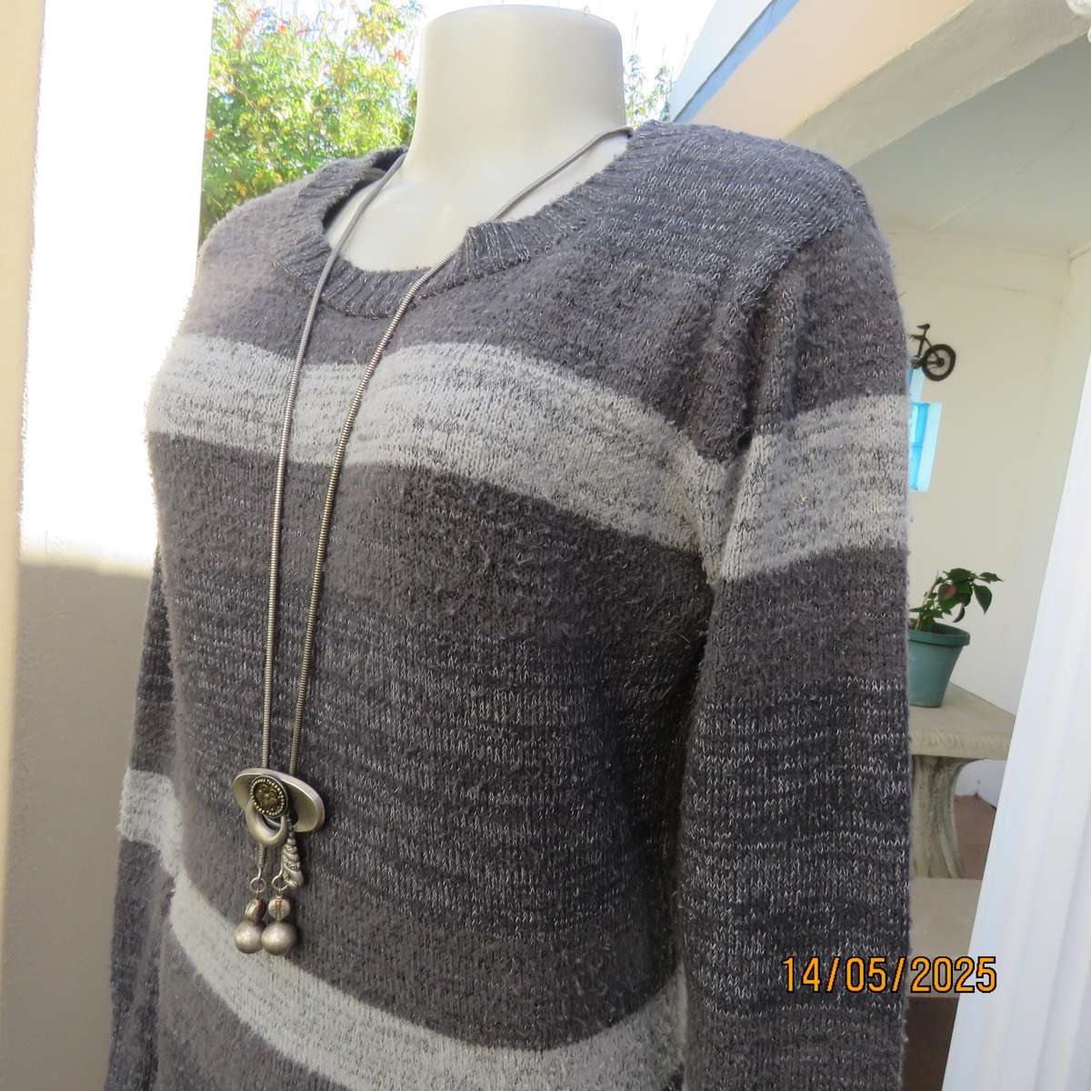 Horizontal patterned soft acrylic knit pull over jumper in greys. Size 36-38