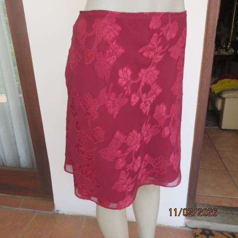 FOSHINI maroon knee length lined sheer polyester with embossed flowers bandless skirt. Size 34