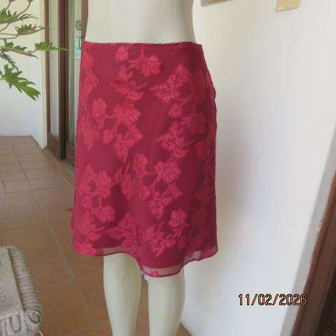 FOSHINI maroon knee length lined sheer polyester with embossed flowers bandless skirt. Size 34