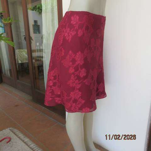 FOSHINI maroon knee length lined sheer polyester with embossed flowers bandless skirt. Size 34