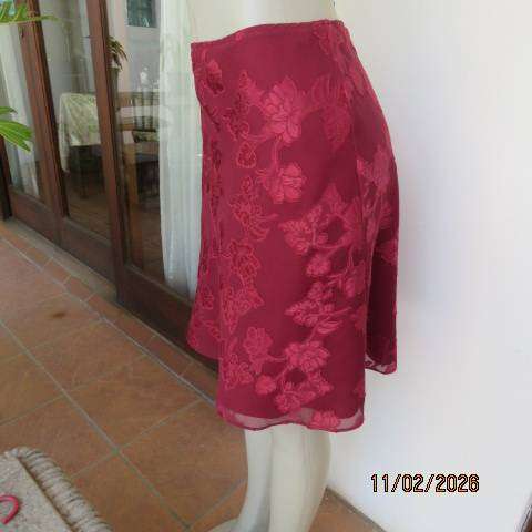 FOSHINI maroon knee length lined sheer polyester with embossed flowers bandless skirt. Size 34