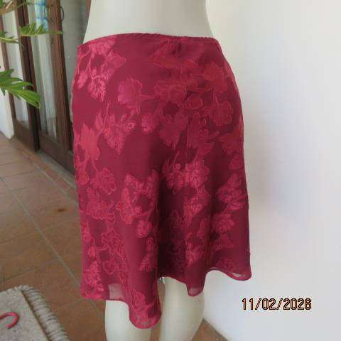 FOSHINI maroon knee length lined sheer polyester with embossed flowers bandless skirt. Size 34