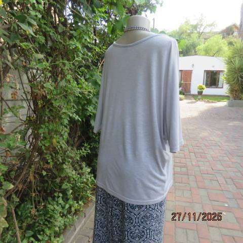 Light blue-grey slip over stretch polyester-rayon top with short cut-on sleeves. Size 42