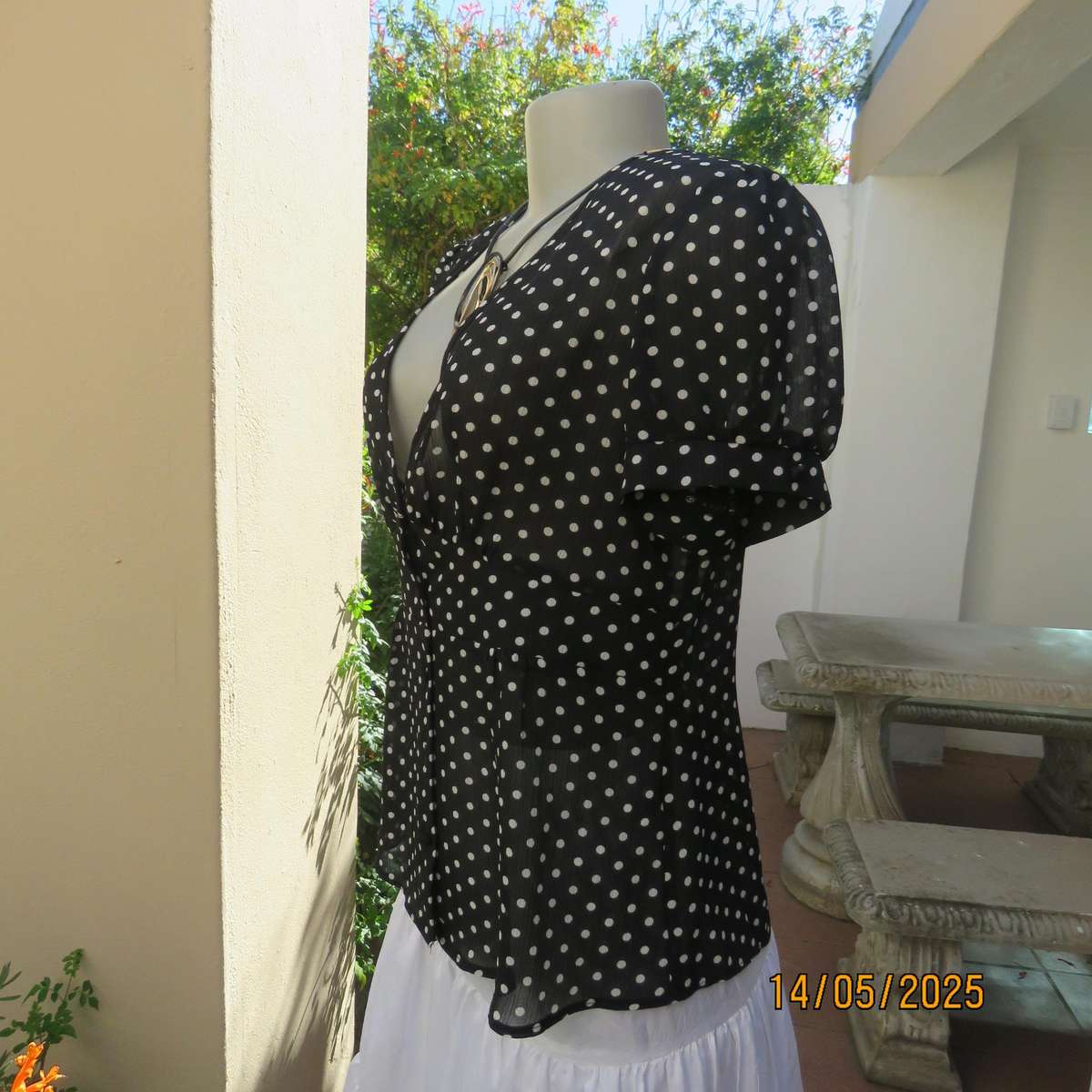 KELSO black-white polkadot sheer creased polyester short sleeve top. Size 36.