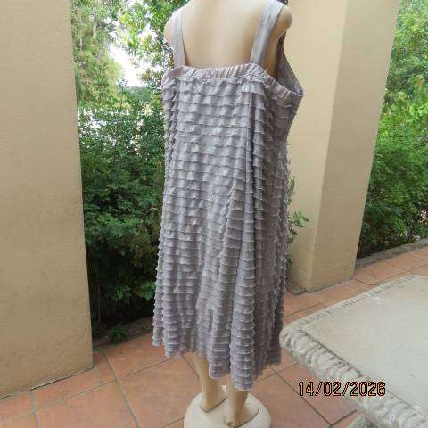 DONNA CLAIRE silvergrey ruffled special occasion dress in stretch polyester. Size 46