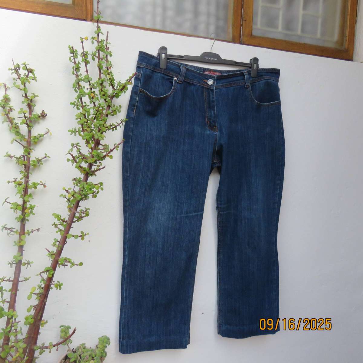 Blue denim jeans in polycotton stretch. Pockets back-front. Size 44