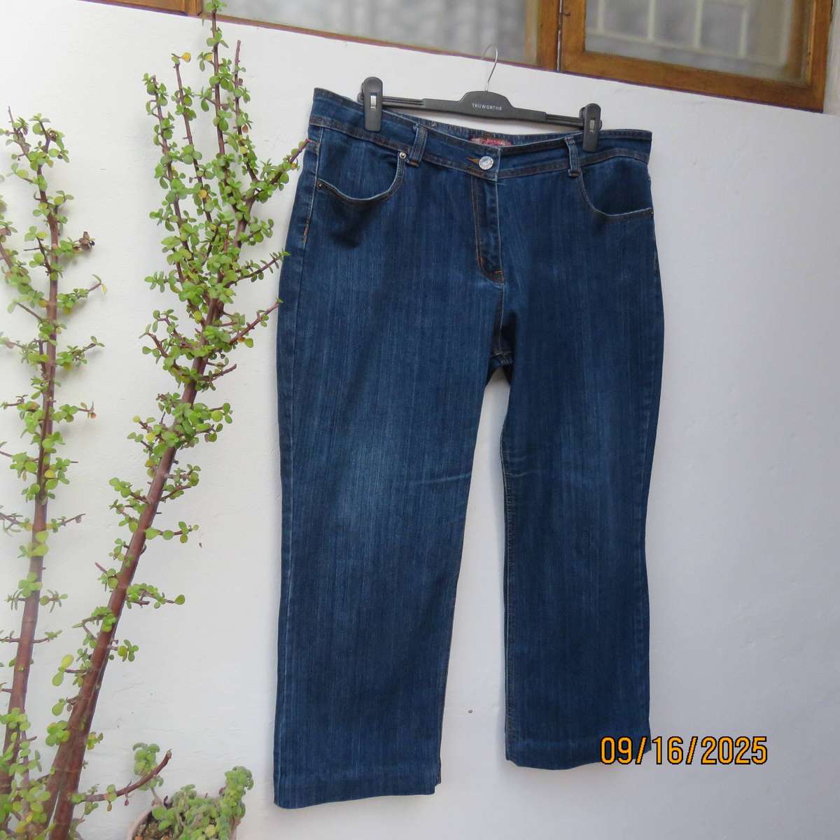 Blue denim jeans in polycotton stretch. Pockets back-front. Size 44