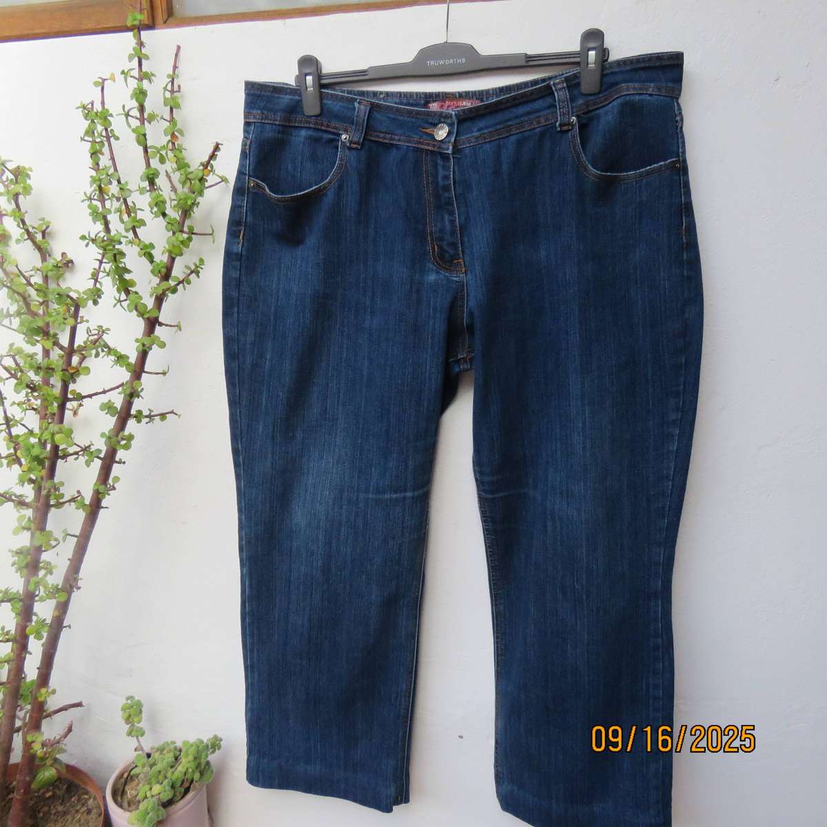 Blue denim jeans in polycotton stretch. Pockets back-front. Size 44
