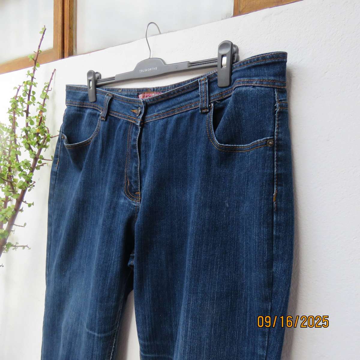 Blue denim jeans in polycotton stretch. Pockets back-front. Size 44