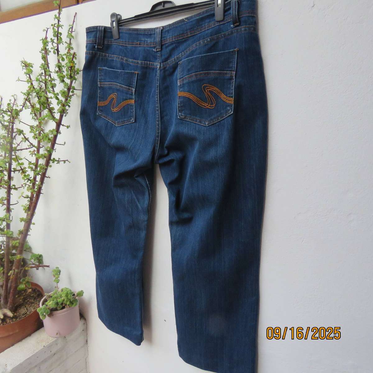 Blue denim jeans in polycotton stretch. Pockets back-front. Size 44