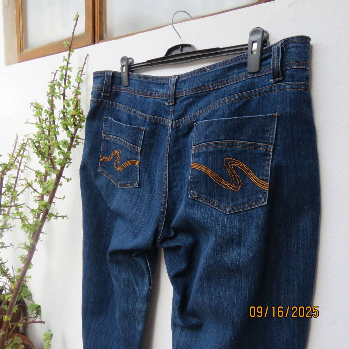 Blue denim jeans in polycotton stretch. Pockets back-front. Size 44