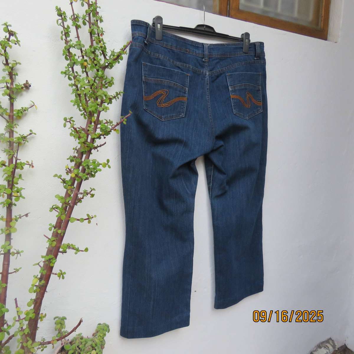 Blue denim jeans in polycotton stretch. Pockets back-front. Size 44