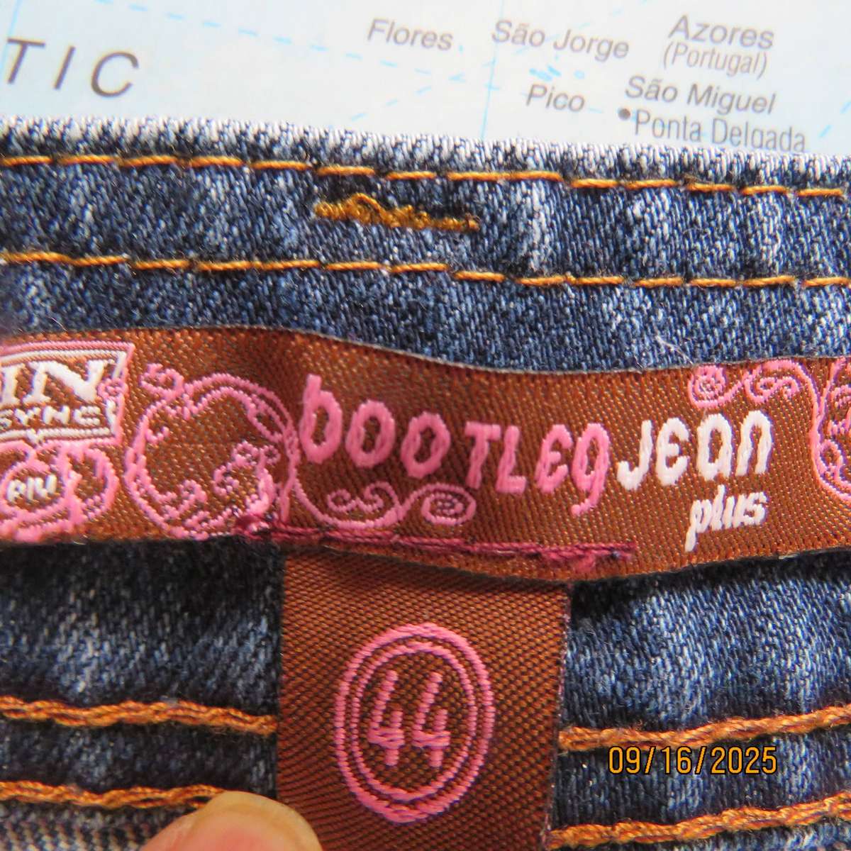 Blue denim jeans in polycotton stretch. Pockets back-front. Size 44