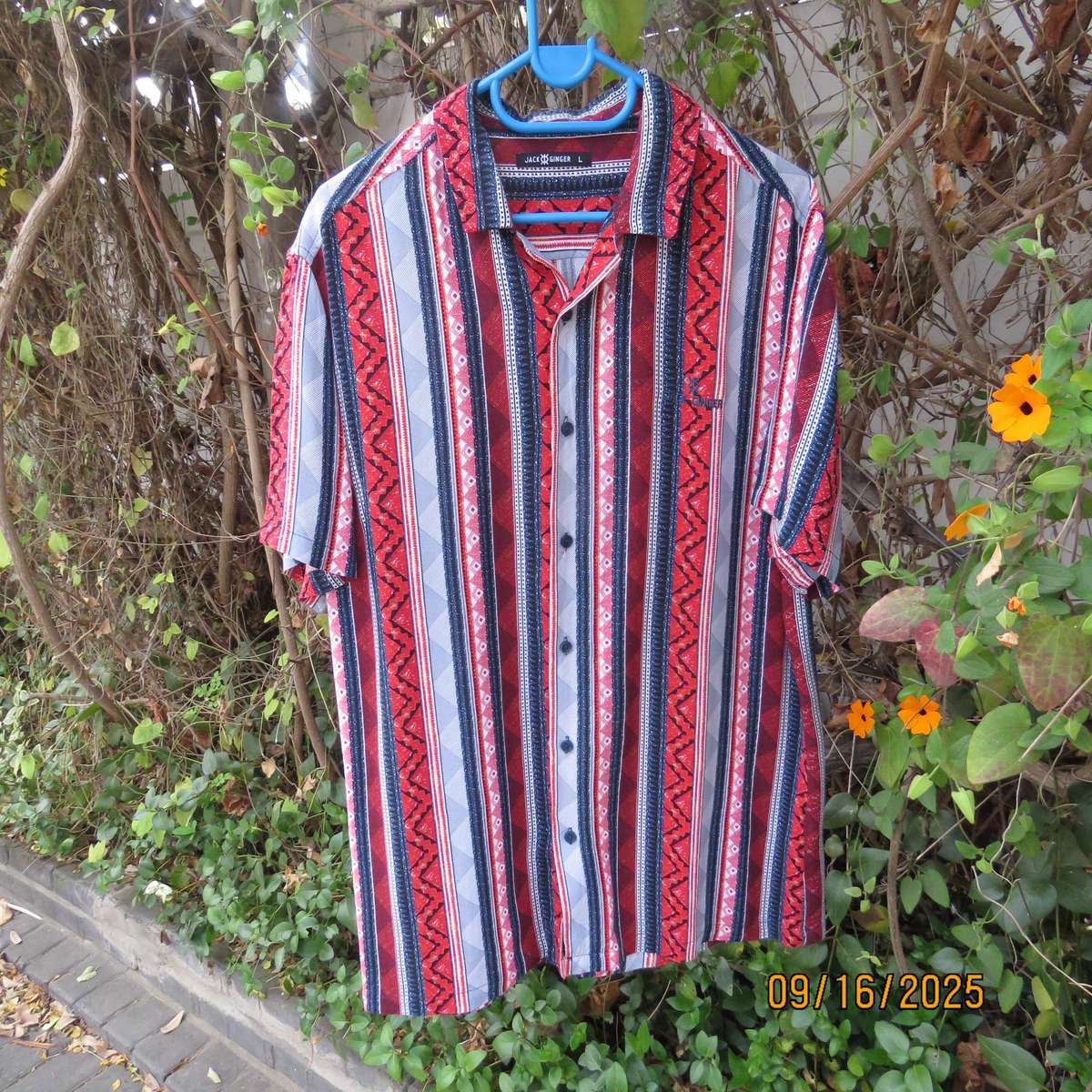 JACK & GINGER men's viscose vertical pattern striped short sleeve shirt. Size M