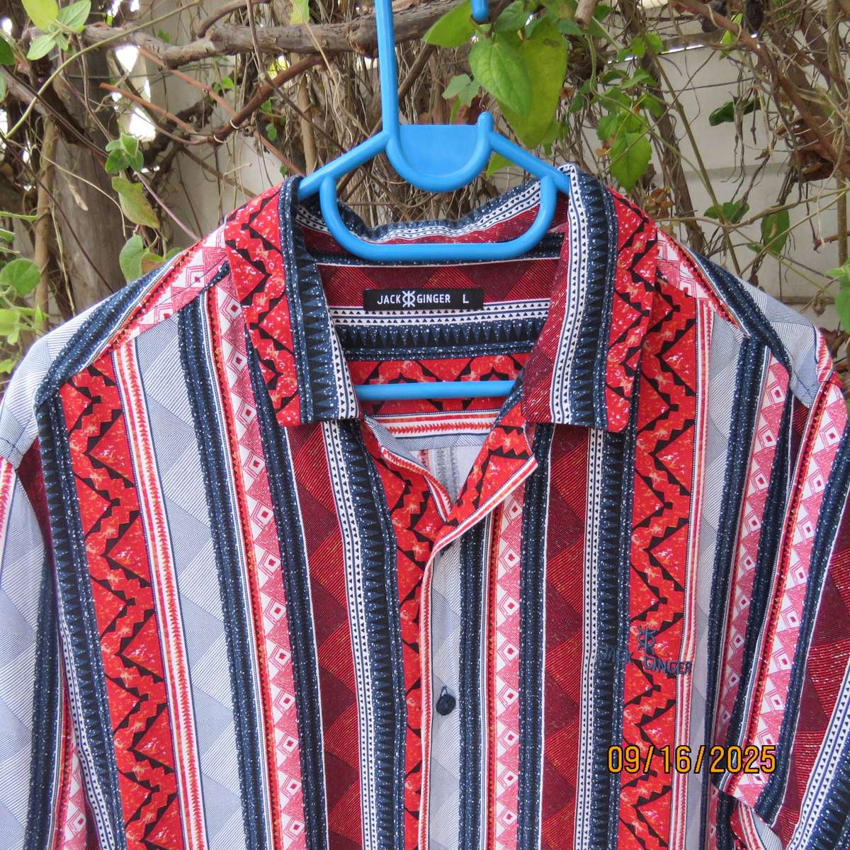 JACK & GINGER men's viscose vertical pattern striped short sleeve shirt. Size M