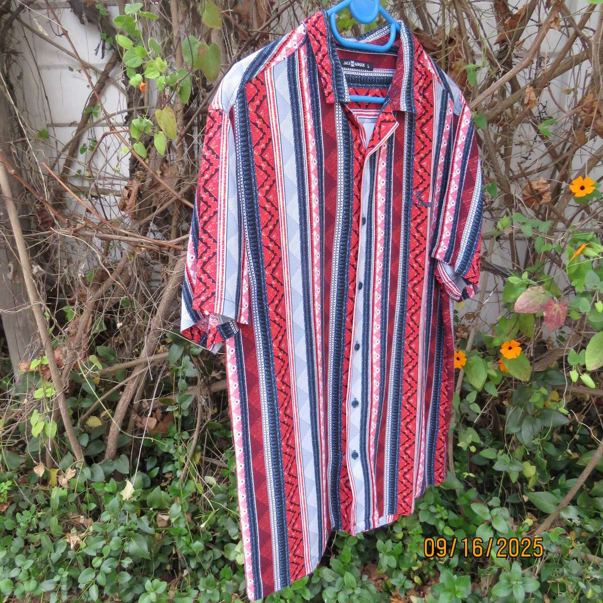 JACK & GINGER men's viscose vertical pattern striped short sleeve shirt. Size M