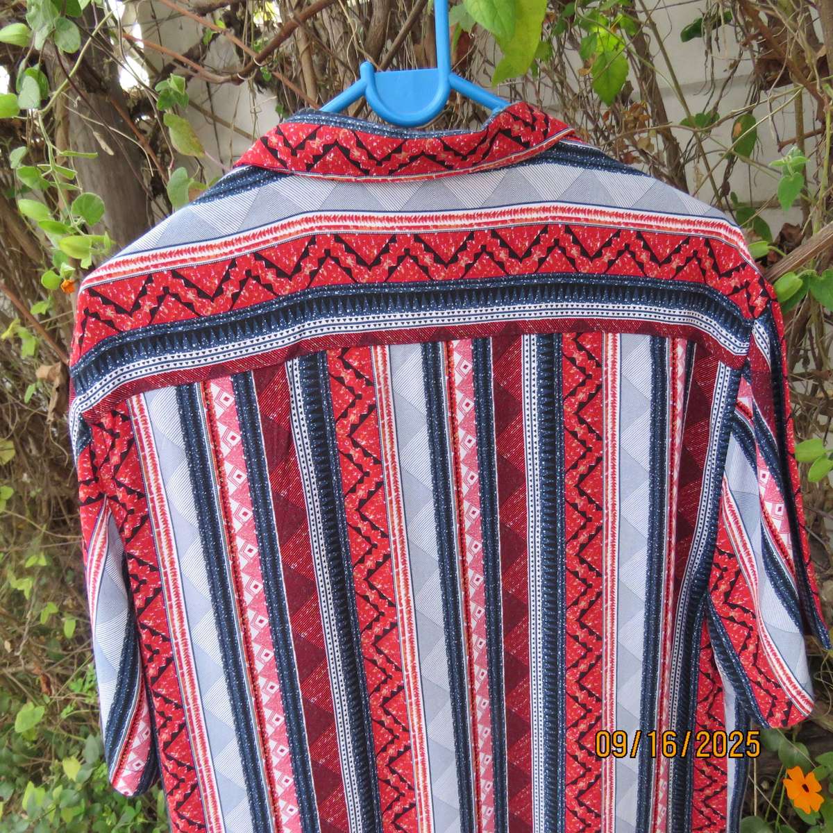 JACK & GINGER men's viscose vertical pattern striped short sleeve shirt. Size M