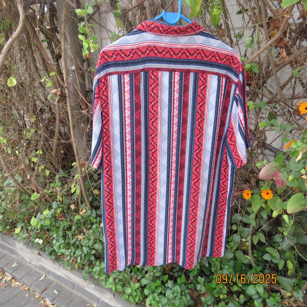 JACK & GINGER men's viscose vertical pattern striped short sleeve shirt. Size M