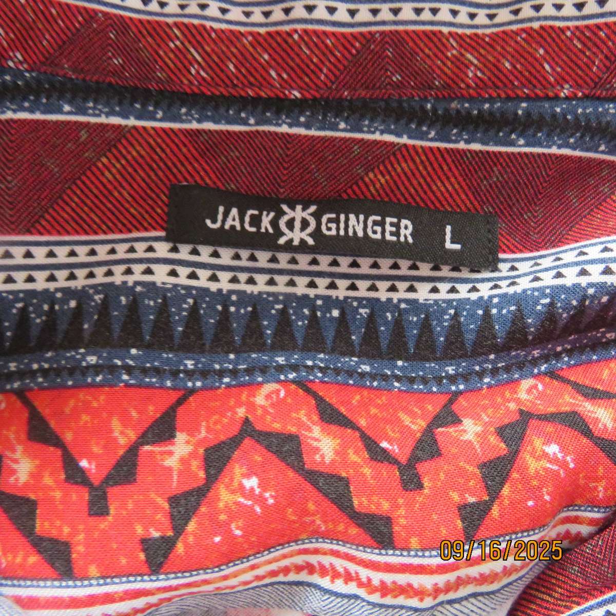 JACK & GINGER men's viscose vertical pattern striped short sleeve shirt. Size M