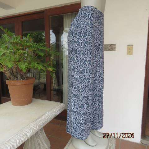 Wide legged viscose pants in grey with navy-white-light blue bohemian print. Size 40-42