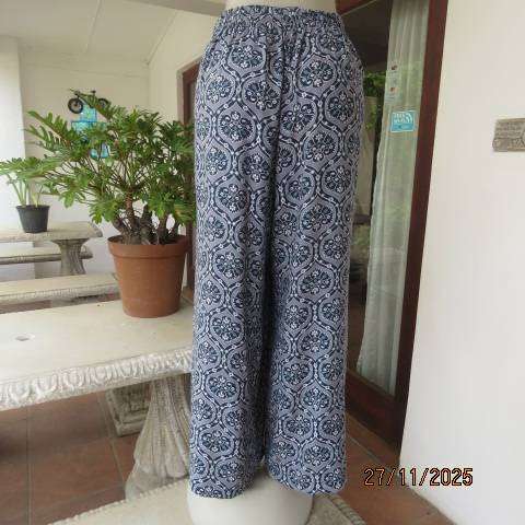 Wide legged viscose pants in grey with navy-white-light blue bohemian print. Size 40-42