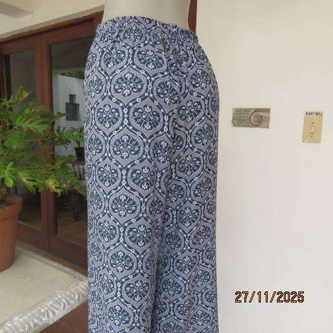 Wide legged viscose pants in grey with navy-white-light blue bohemian print. Size 40-42