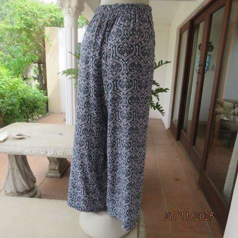 Wide legged viscose pants in grey with navy-white-light blue bohemian print. Size 40-42