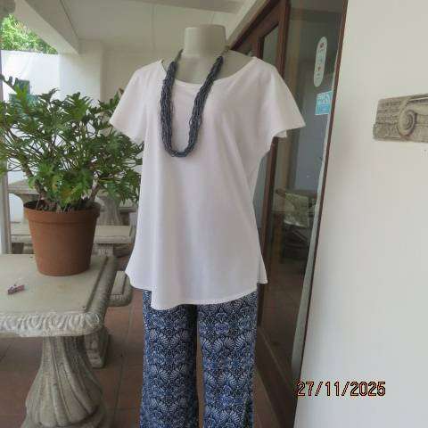 Casual white cotton slip over top with cut on short bell sleeves. Size 36