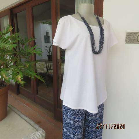 Casual white cotton slip over top with cut on short bell sleeves. Size 36