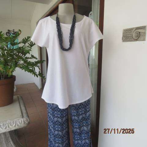 Casual white cotton slip over top with cut on short bell sleeves. Size 36