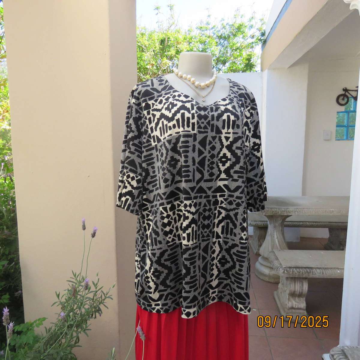 WOOLWORTHS slip over short sleeve geometric print pattern blocked black-cream top. Size 46