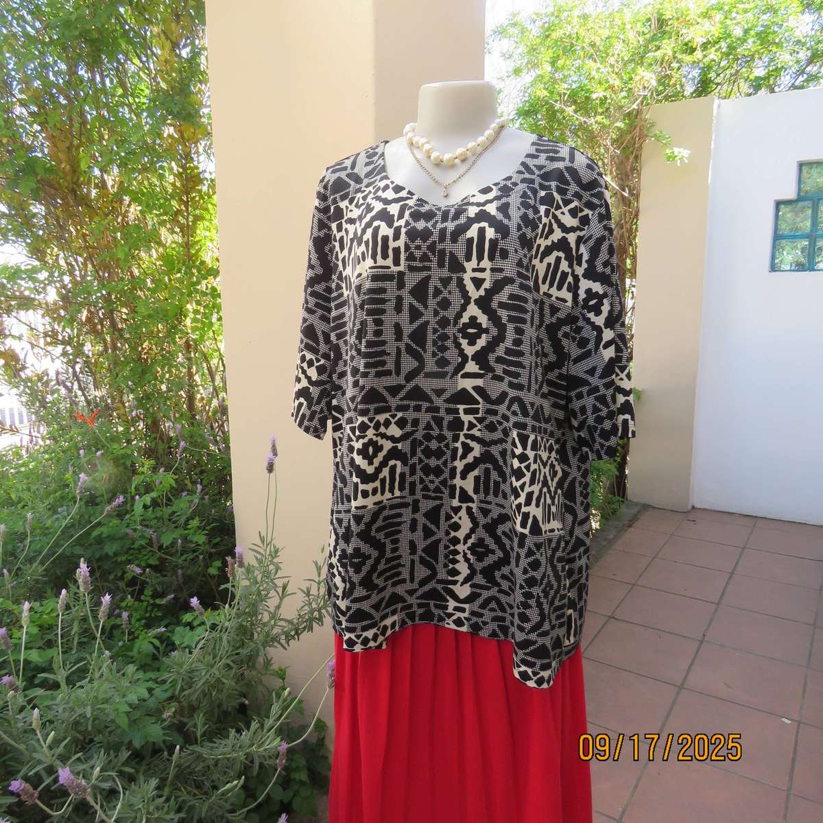 WOOLWORTHS slip over short sleeve geometric print pattern blocked black-cream top. Size 46