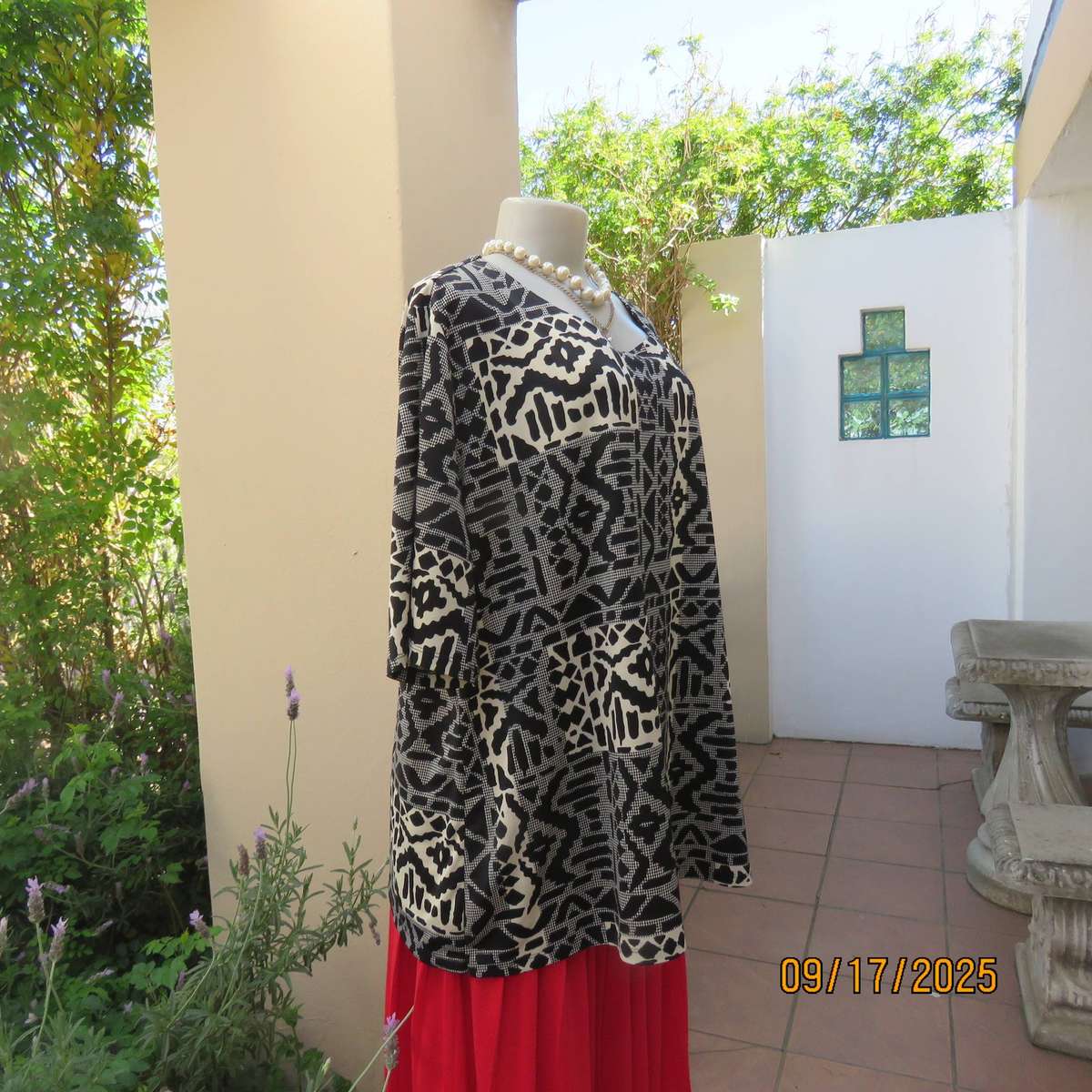 WOOLWORTHS slip over short sleeve geometric print pattern blocked black-cream top. Size 46