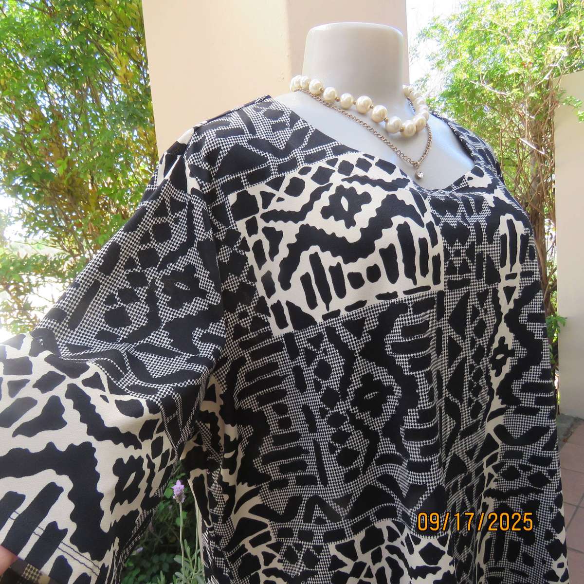 WOOLWORTHS slip over short sleeve geometric print pattern blocked black-cream top. Size 46