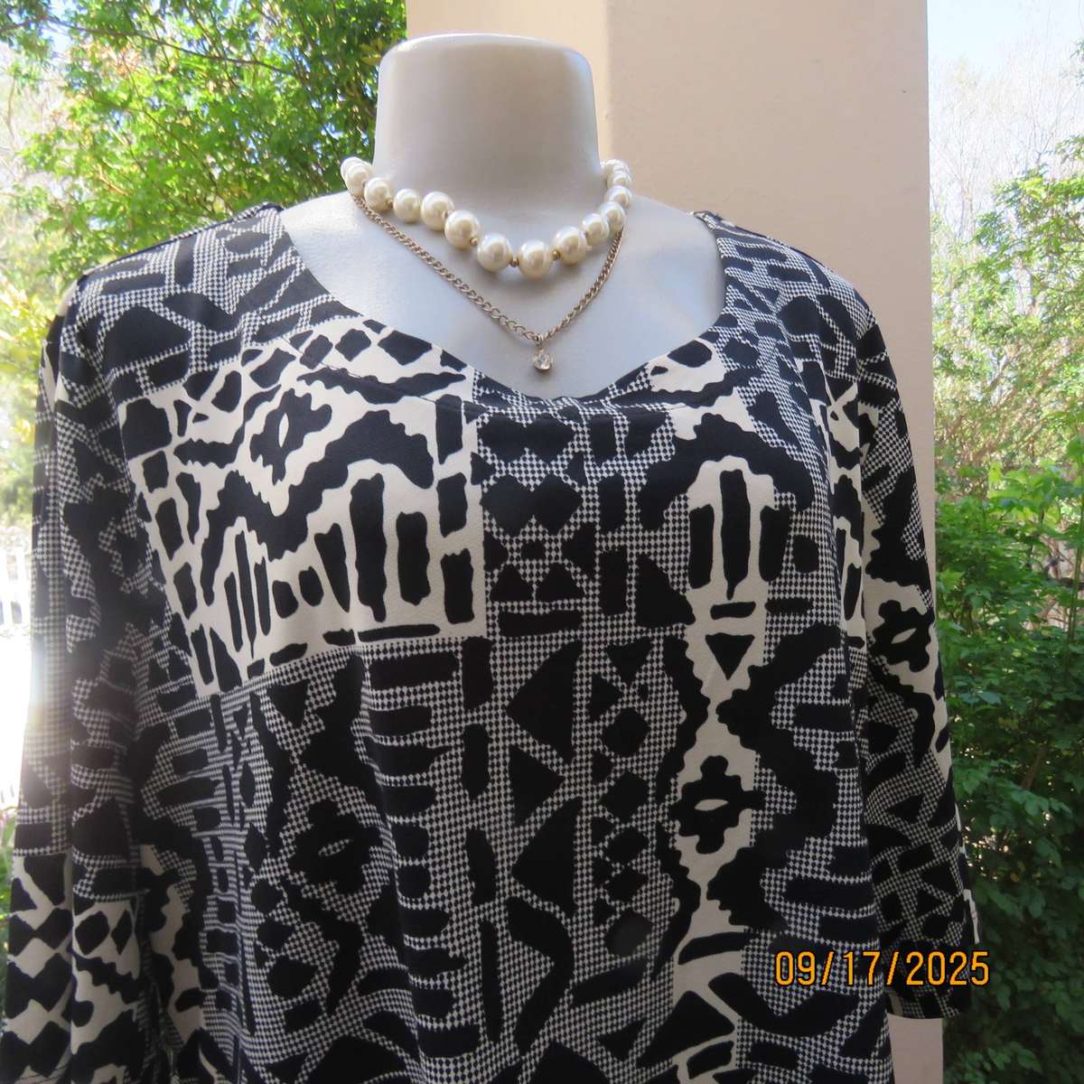 WOOLWORTHS slip over short sleeve geometric print pattern blocked black-cream top. Size 46