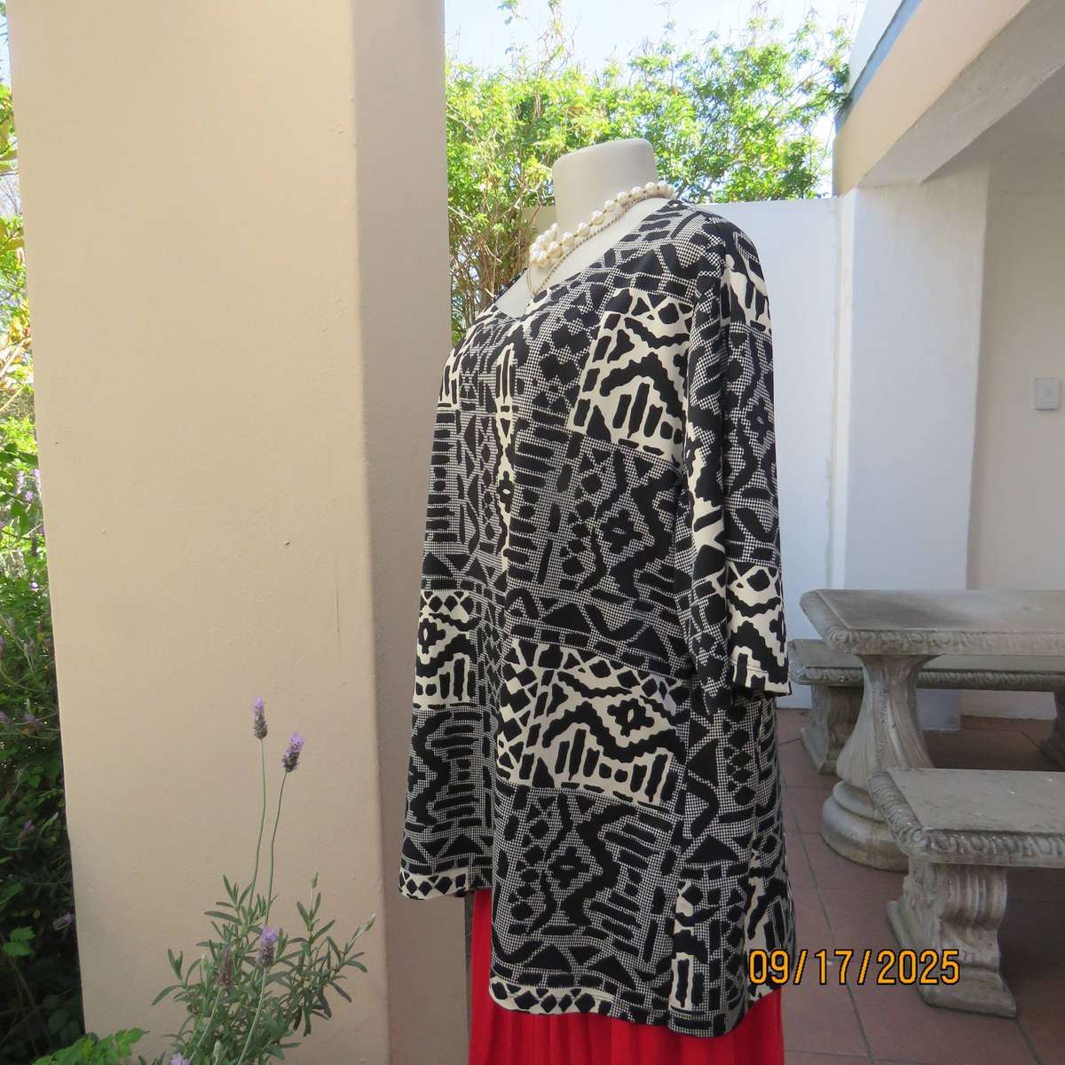 WOOLWORTHS slip over short sleeve geometric print pattern blocked black-cream top. Size 46