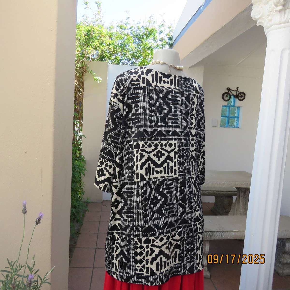WOOLWORTHS slip over short sleeve geometric print pattern blocked black-cream top. Size 46