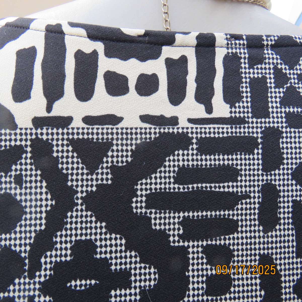 WOOLWORTHS slip over short sleeve geometric print pattern blocked black-cream top. Size 46