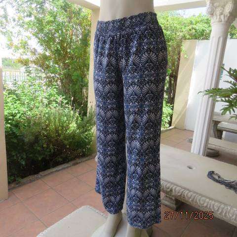 Navy-white-blue bohemian print wide legged casual pants with elasticated waist. Size 34