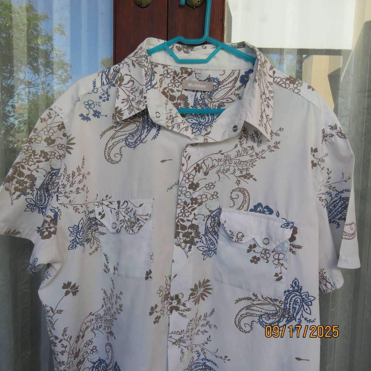 MARKHAM white short sleeve fashion cotton shirt with blue-ecru paisley print. Size XXL