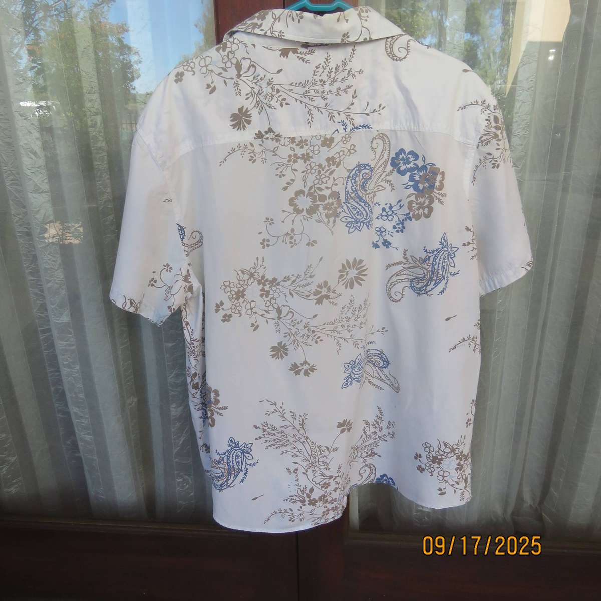 MARKHAM white short sleeve fashion cotton shirt with blue-ecru paisley print. Size XXL