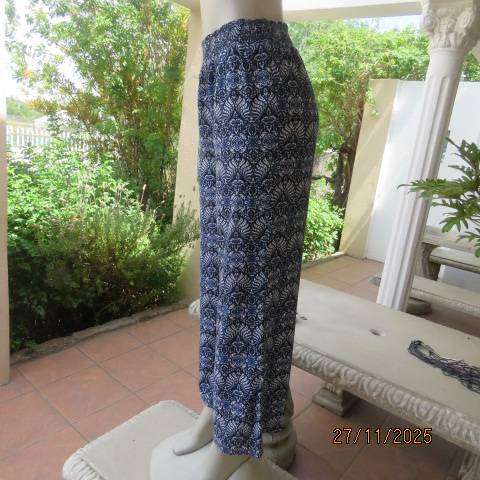 Navy-white-blue bohemian print wide legged casual pants with elasticated waist. Size 34