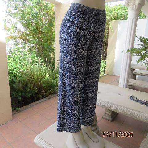 Navy-white-blue bohemian print wide legged casual pants with elasticated waist. Size 34